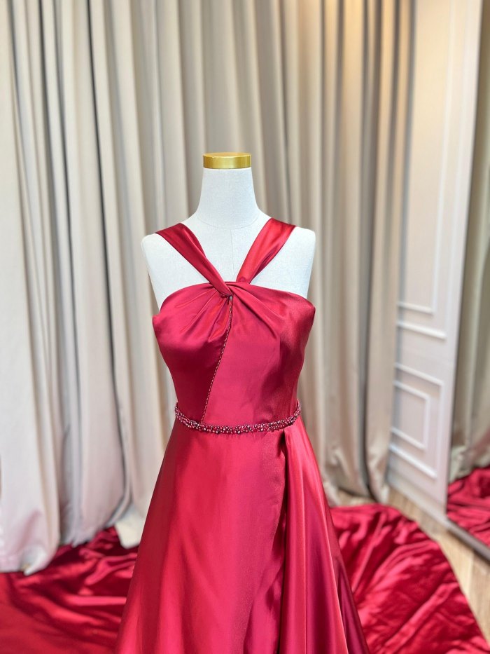 Sewa gaun prewedding merah berekor koleksi CELRA.id Jakarta